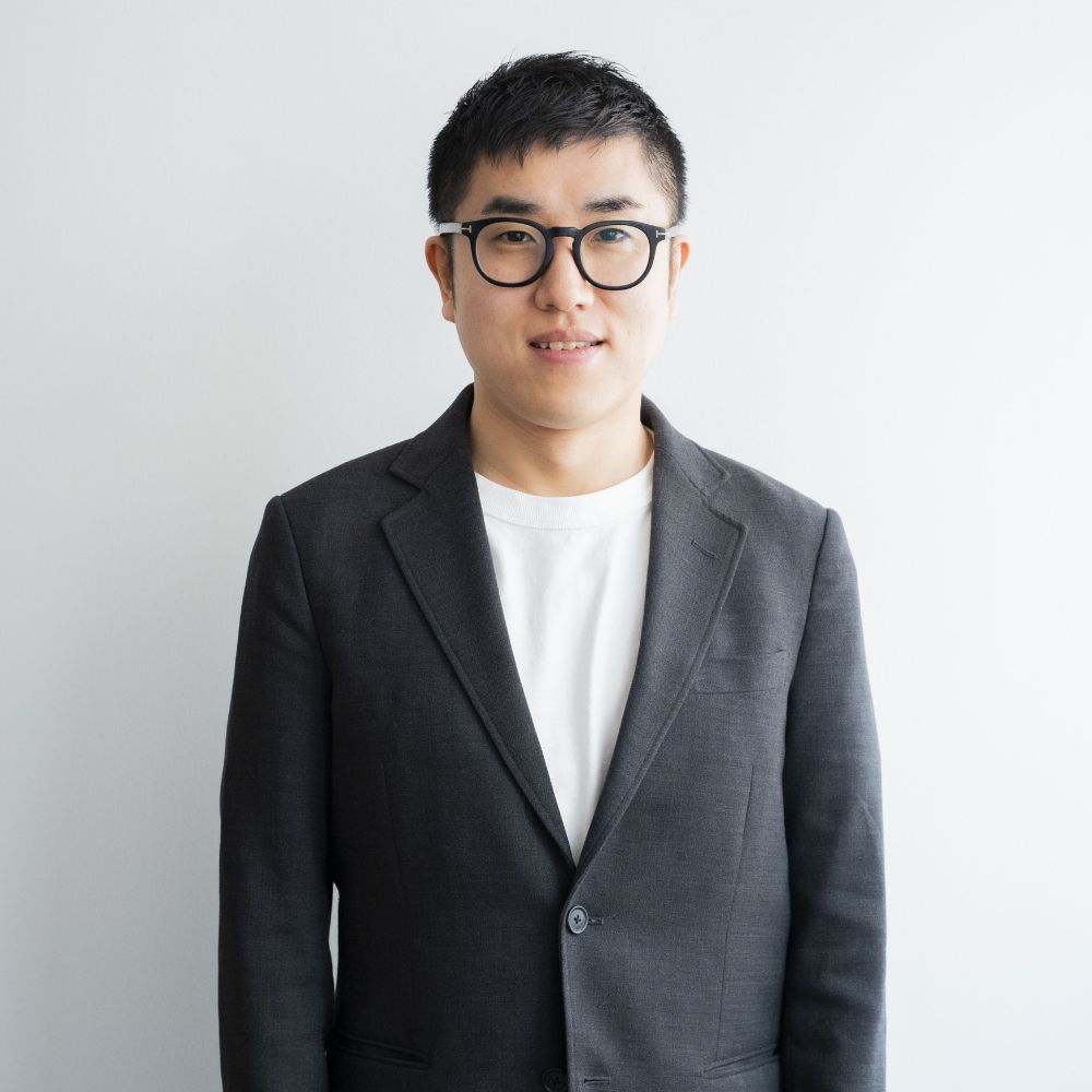 写真:CEOの上半身の写真